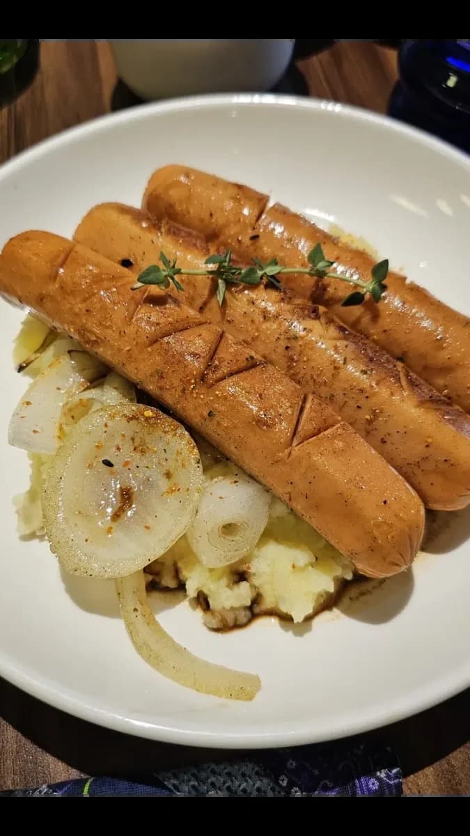Basic Theory Cafe Puts You at Ease