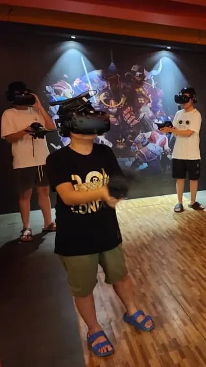 Play VR games at VAR LIVE photo 2
