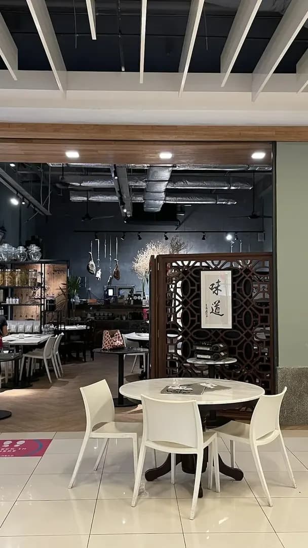A lively dining hall with wok smoke and chatter photo 2