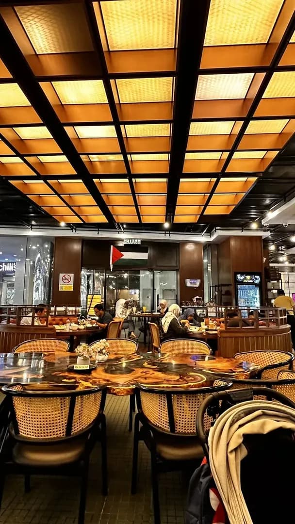 Cozy vibe at Me'nate Steak Hub photo 2