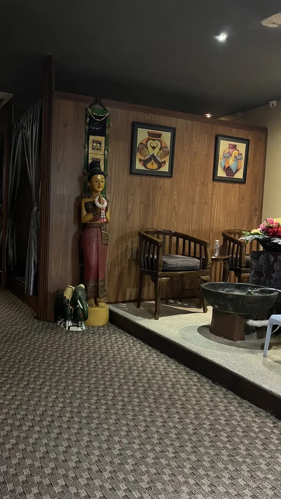 You enter De Siam and find a calm seat