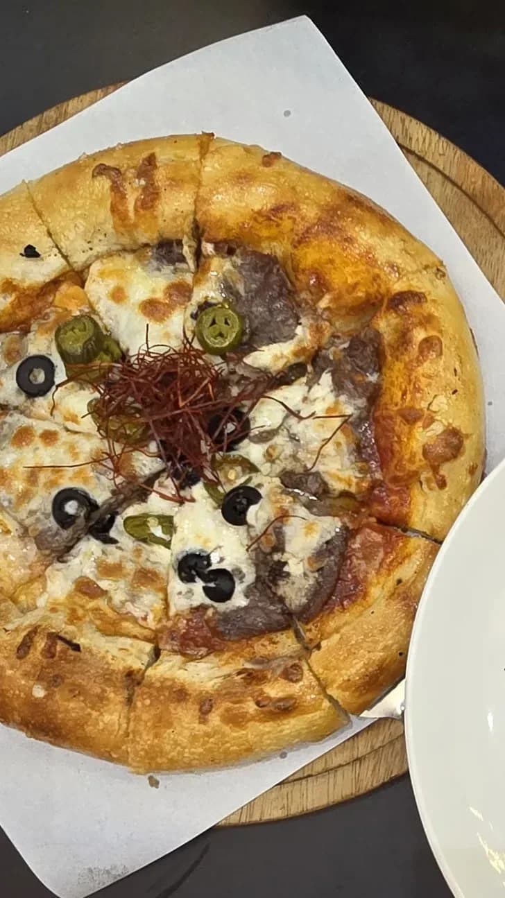 Find pizza at a cozy KL cafe