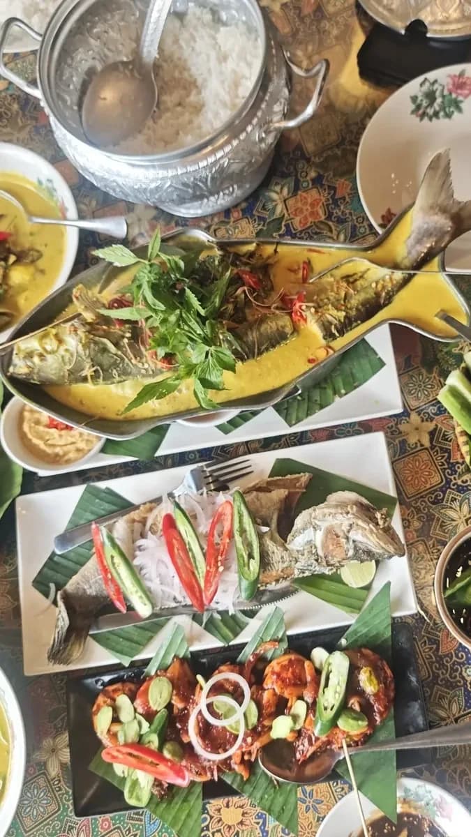 Walk in and spot Malaysian seafood