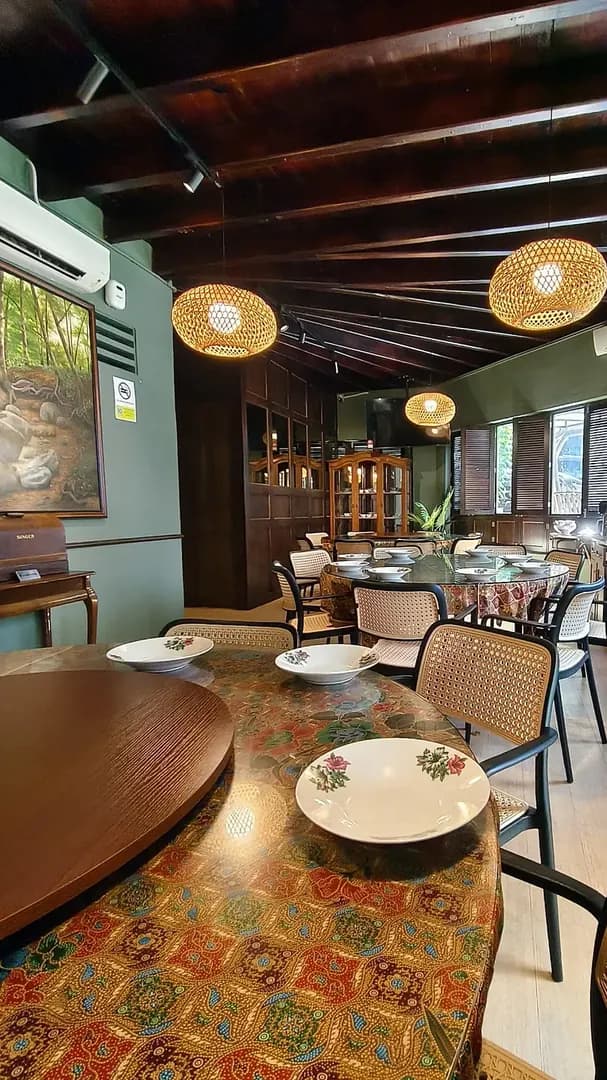 Walk in and spot Malaysian seafood photo 2