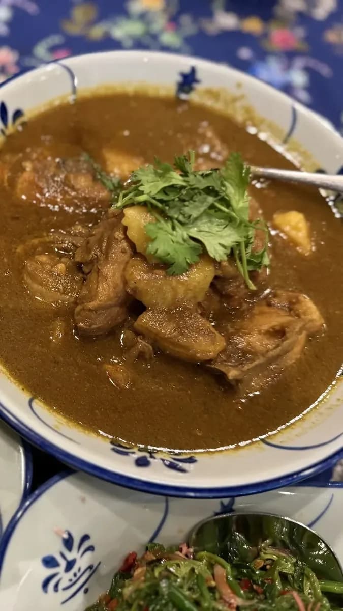 Try chicken curry at Lama Nyonya