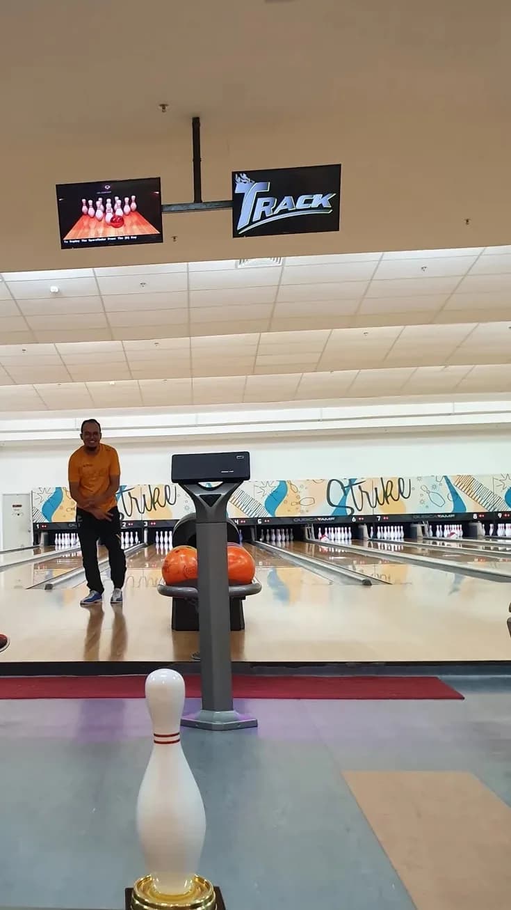 Knock Down Pins at Gurney Bowl