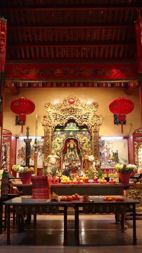 Meet Friends at Guan Di Temple