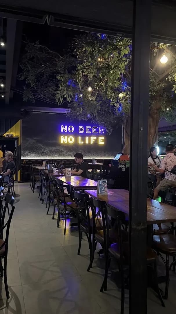 Find a cozy bar spot in SS2 photo 2