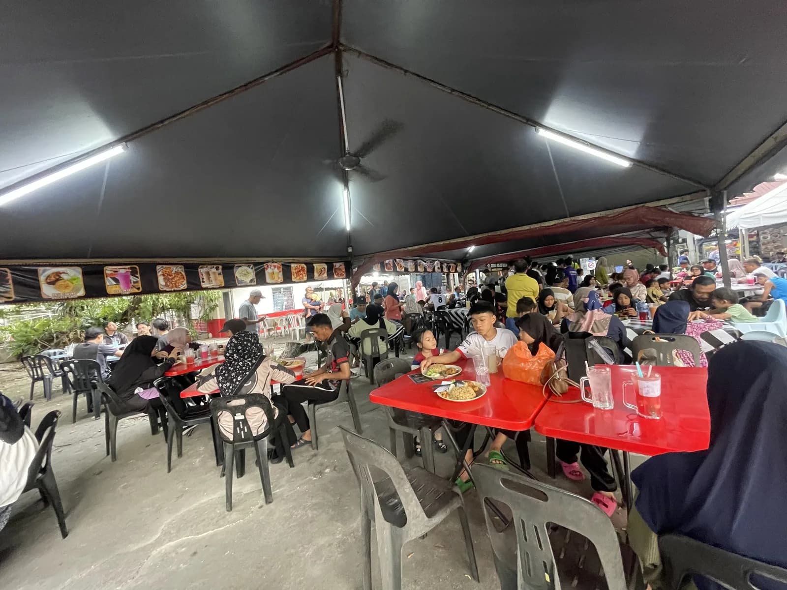 Gerai Gelas Besar