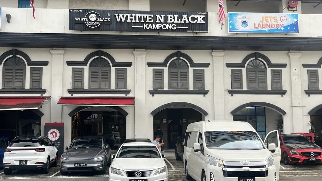 White & Black Kampong photo 2
