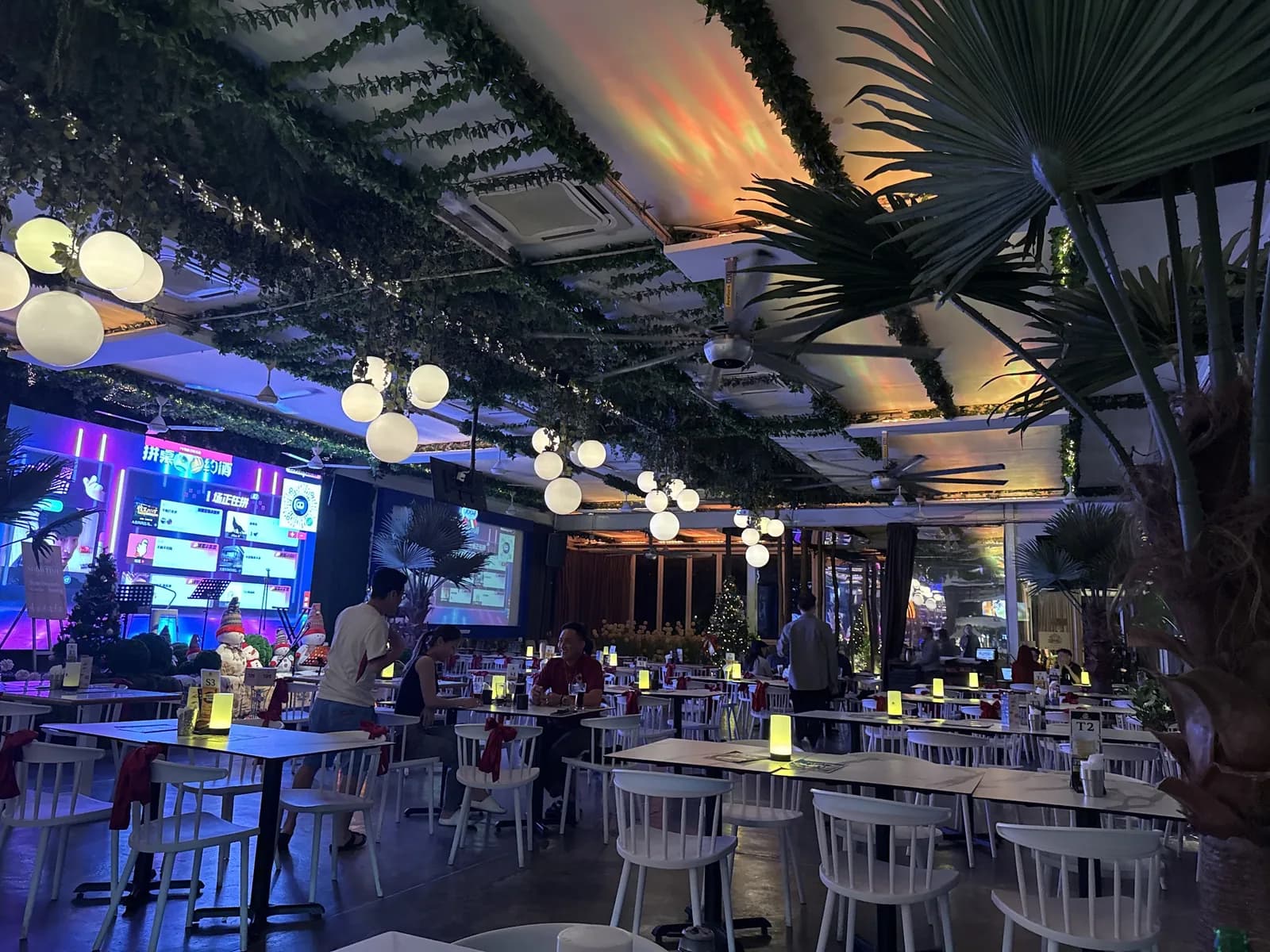 Caffeinees Shisha Lounge