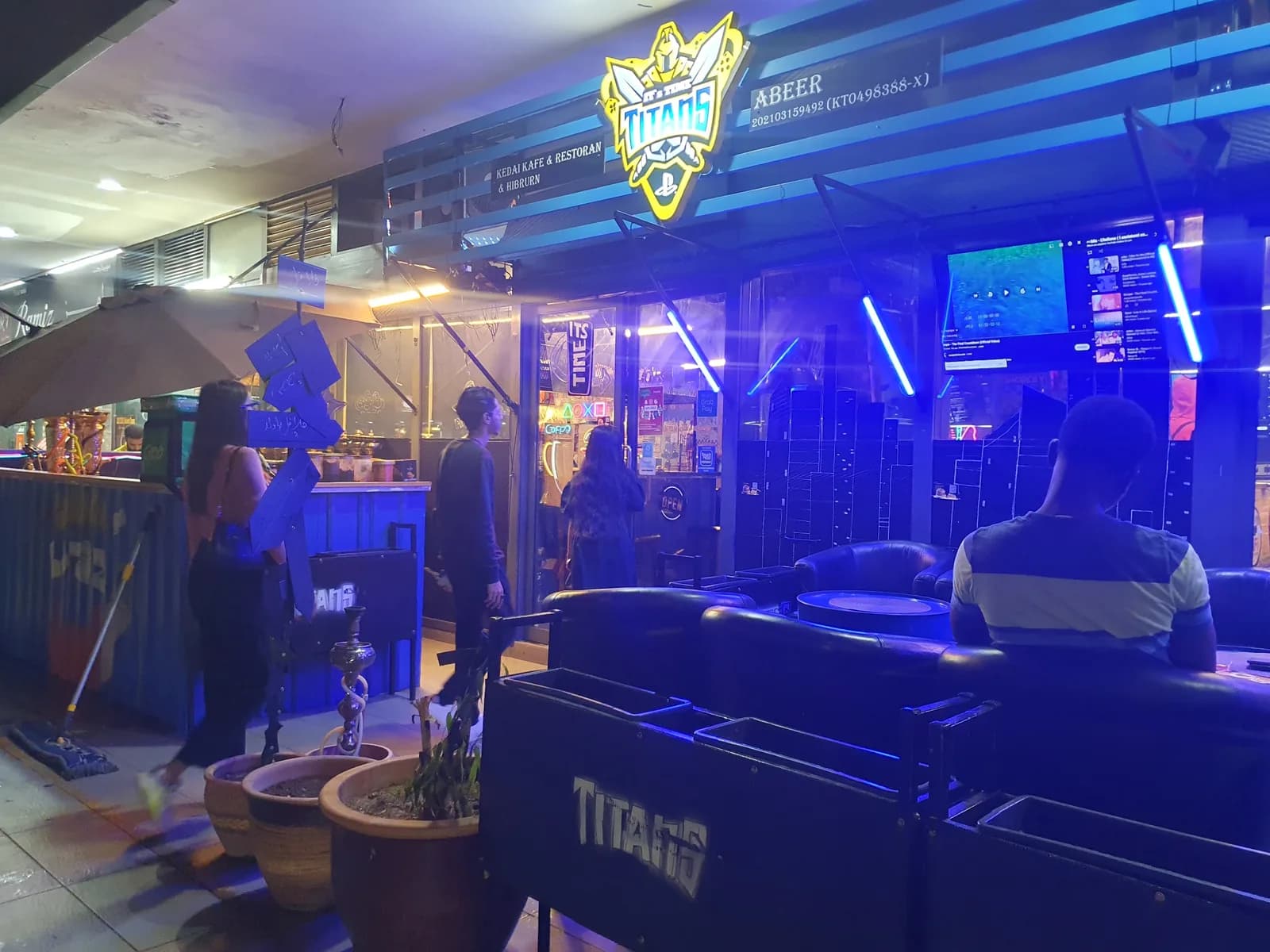 TITANS Coffee & game & Hamburger & fast food