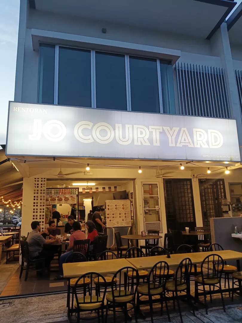 JoCourtyard photo 2
