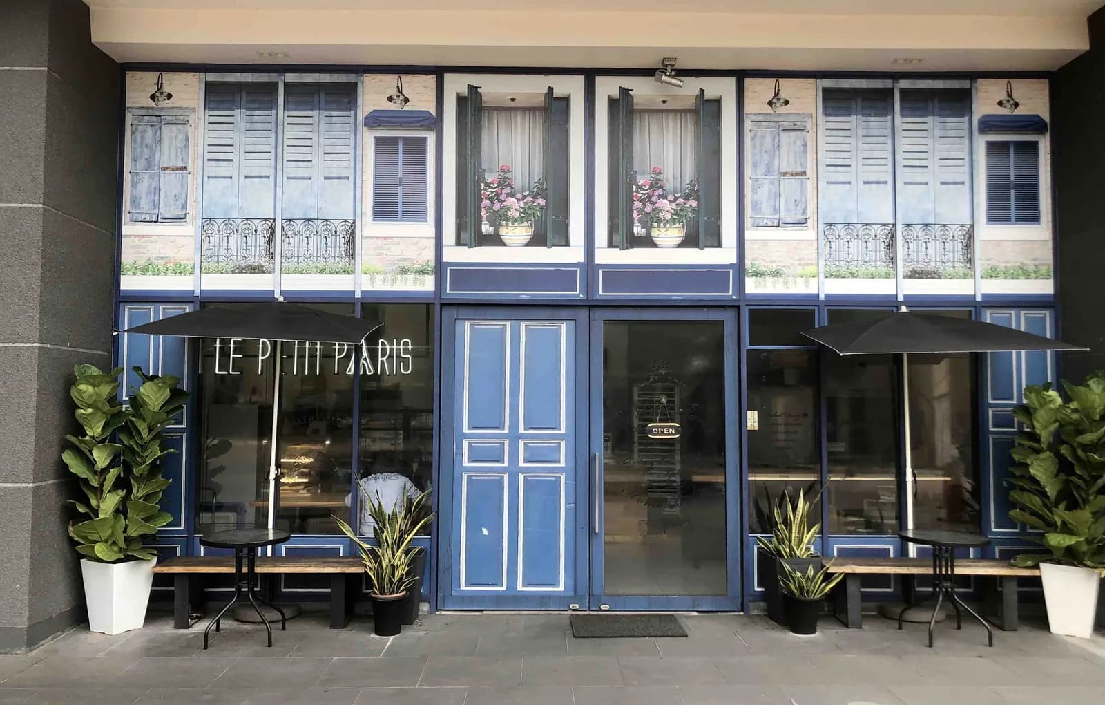 LE Petit Paris Potpourri