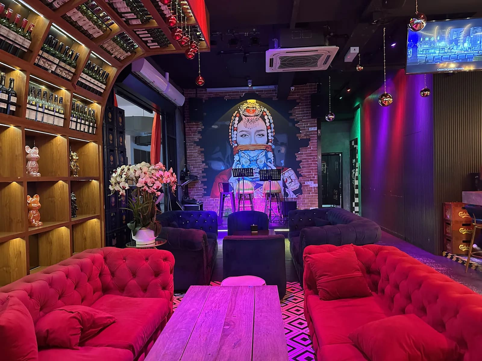 Jiang Hu Bar & Bistro 江湖小酒馆