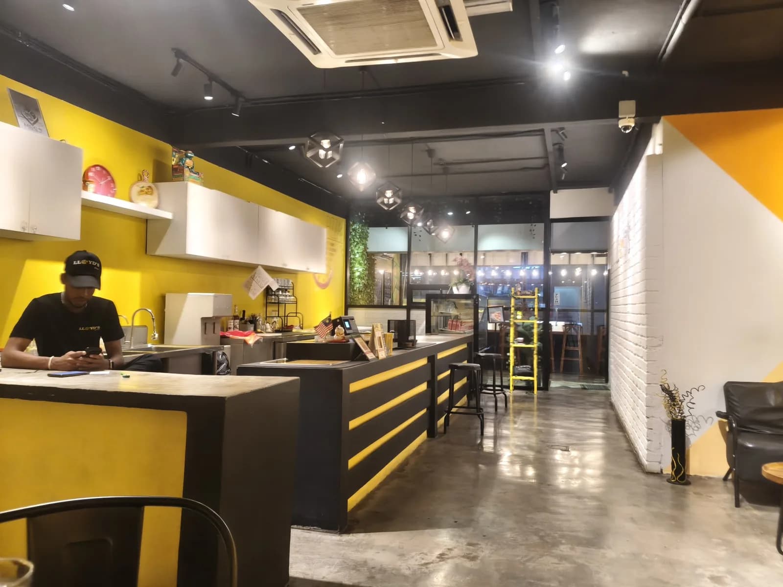 Lloyd's Pizza • SS15 Subang Jaya
