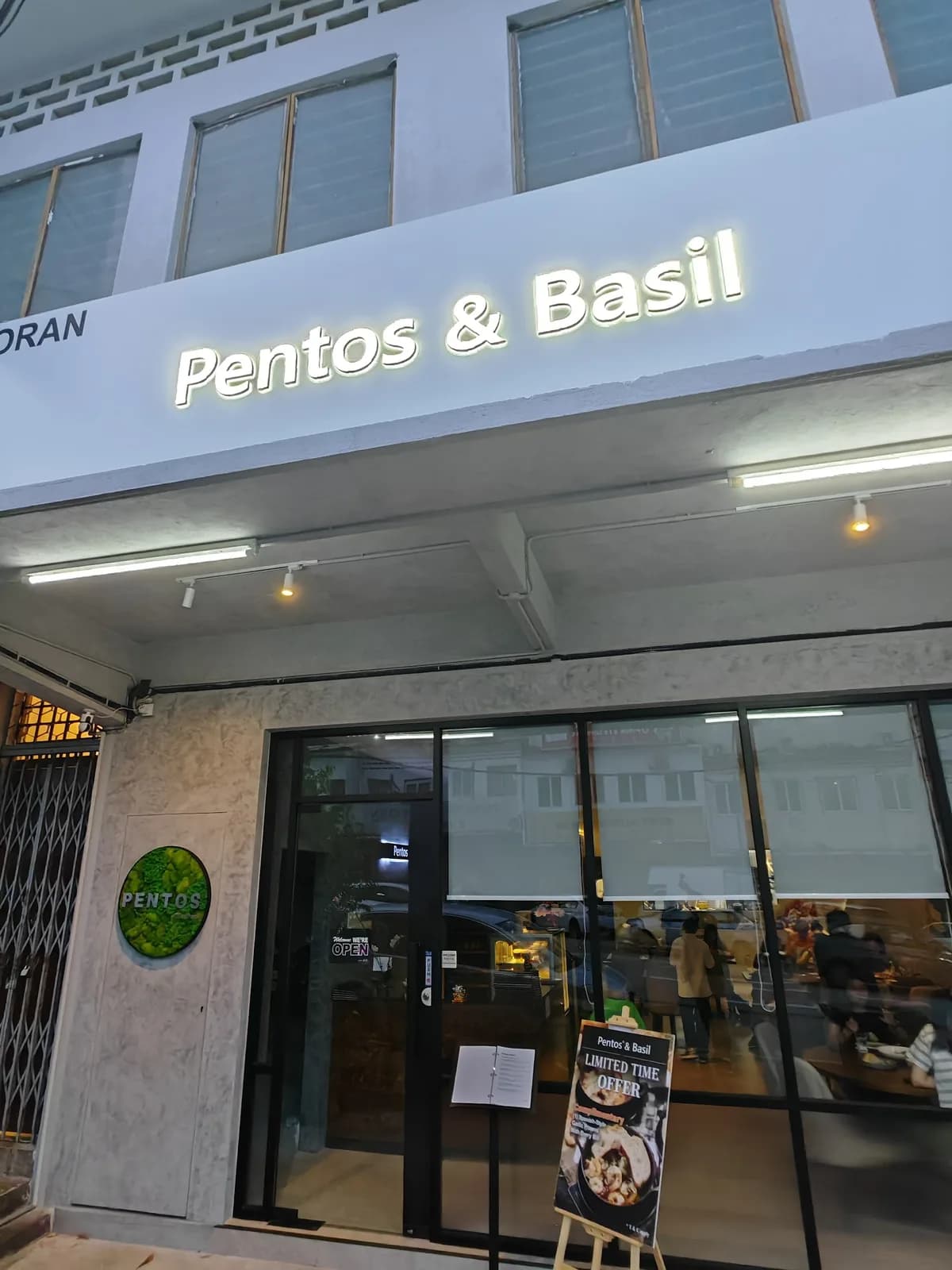 Pentos & Basil • Seapark